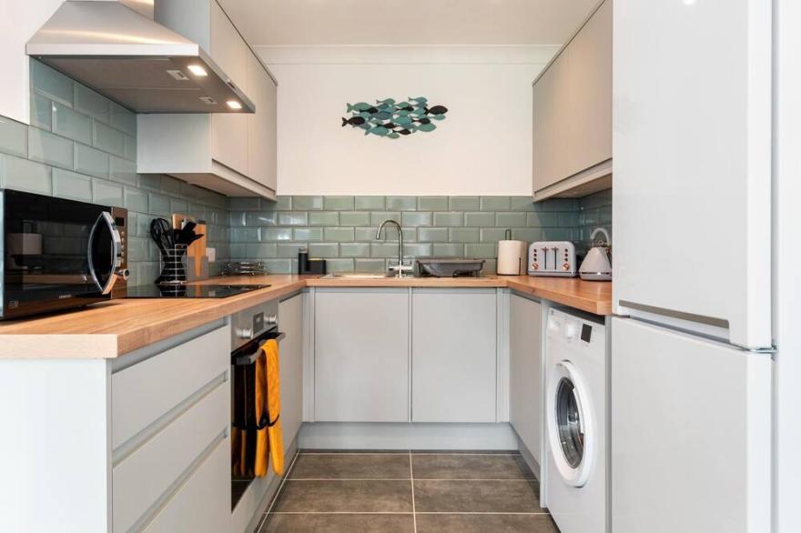 25 Coedrath Park - Sea Views from Balcony, Short Walk to Beach,  Parking