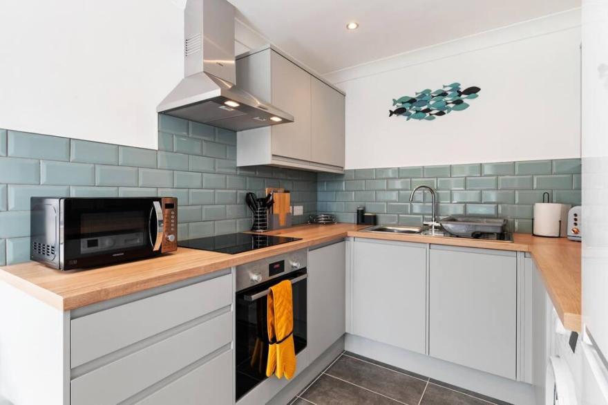 25 Coedrath Park - Sea Views from Balcony, Short Walk to Beach,  Parking