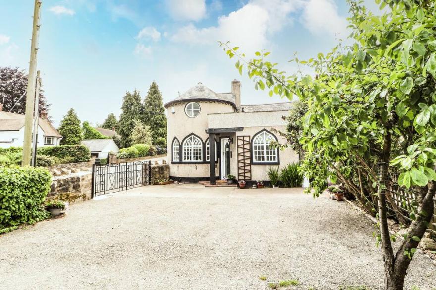 SPRINGFIELD COTTAGE, character holiday cottage in Marford