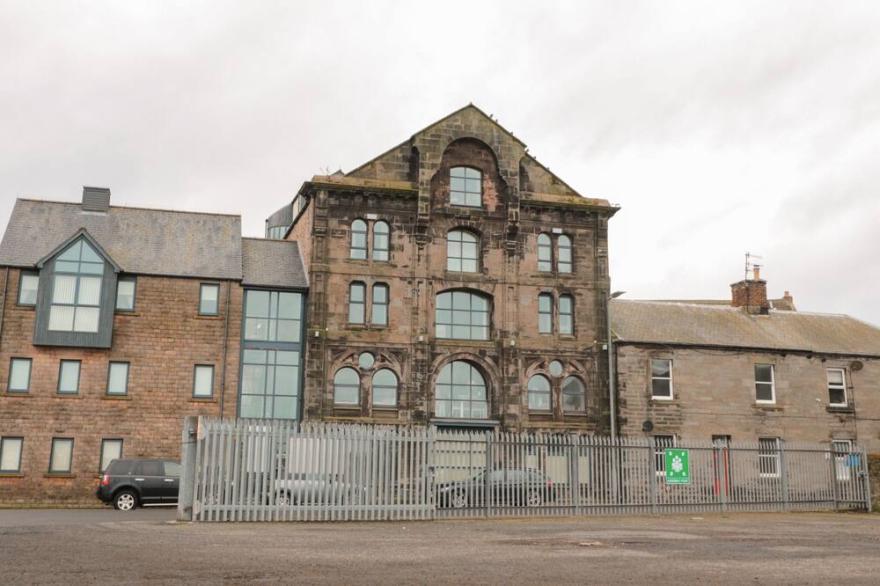 5 MILL WHARF, romantic, country holiday cottage in Berwick-Upon-Tweed