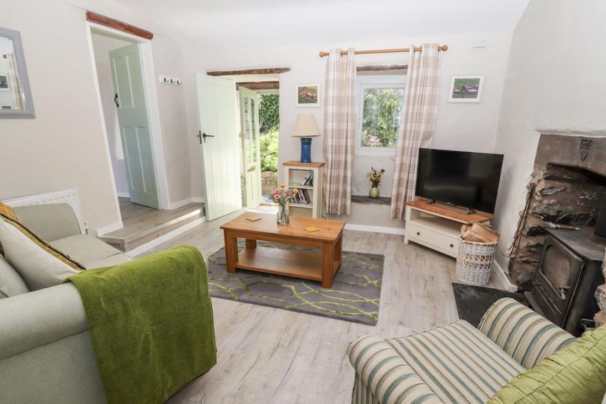 YSGUBOR UCHA, pet friendly, character holiday cottage in Pwllglas