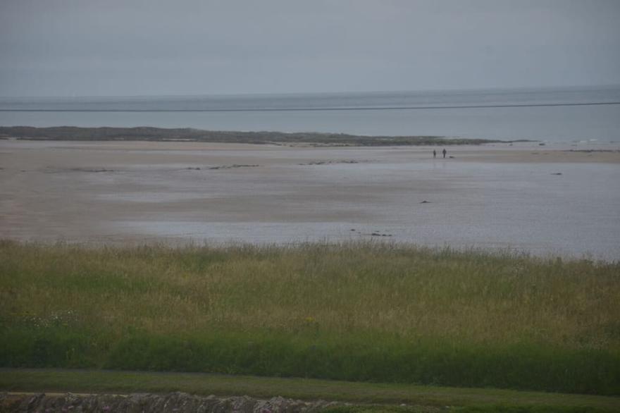 Beautiful 1st floor apartment 100 yds from beach