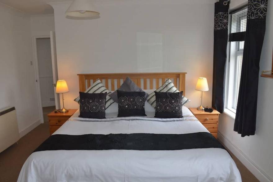 Beautiful 1st floor apartment 100 yds from beach