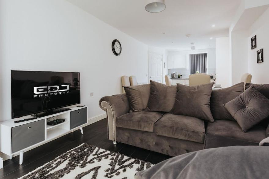 5 Beds - Free Gated Parking - City Centre - 5*!