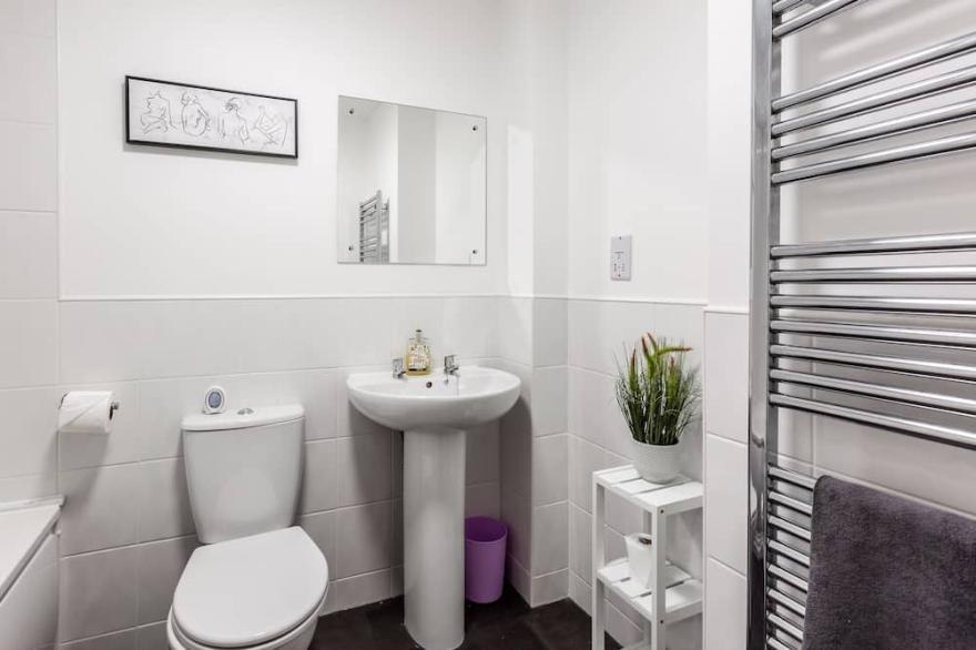 5 Beds - Free Gated Parking - City Centre - 5*!
