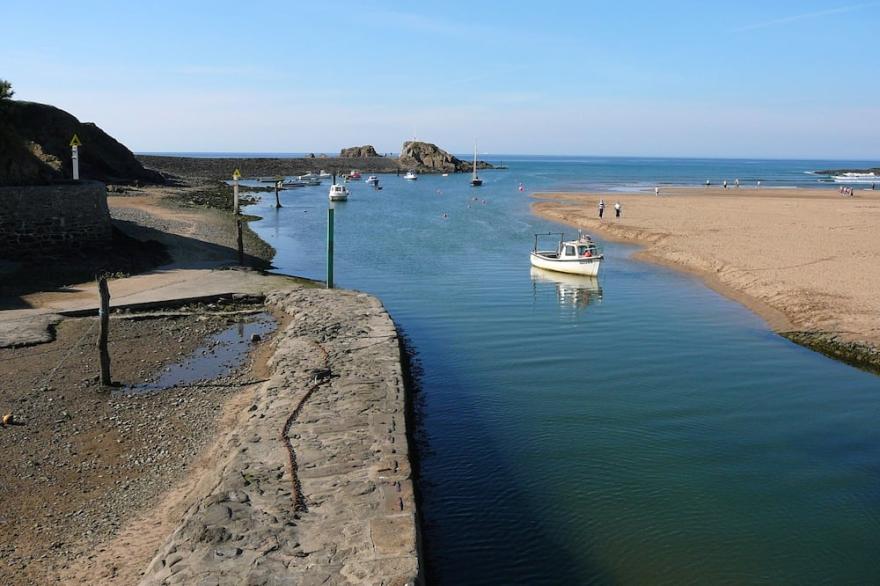Coach House - Holiday Cottage on banks of Bude Canal and close to Beach