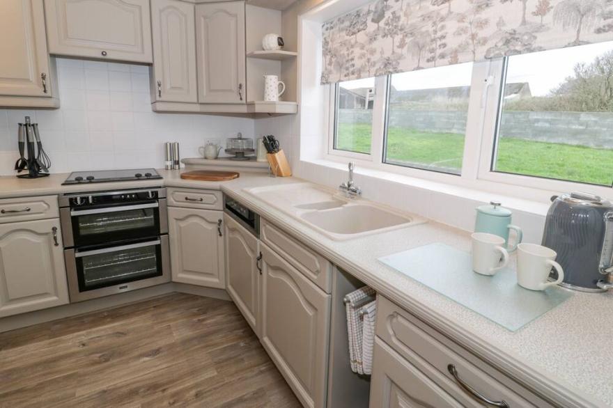 CYNEFIN, pet friendly, with a garden in Dulas