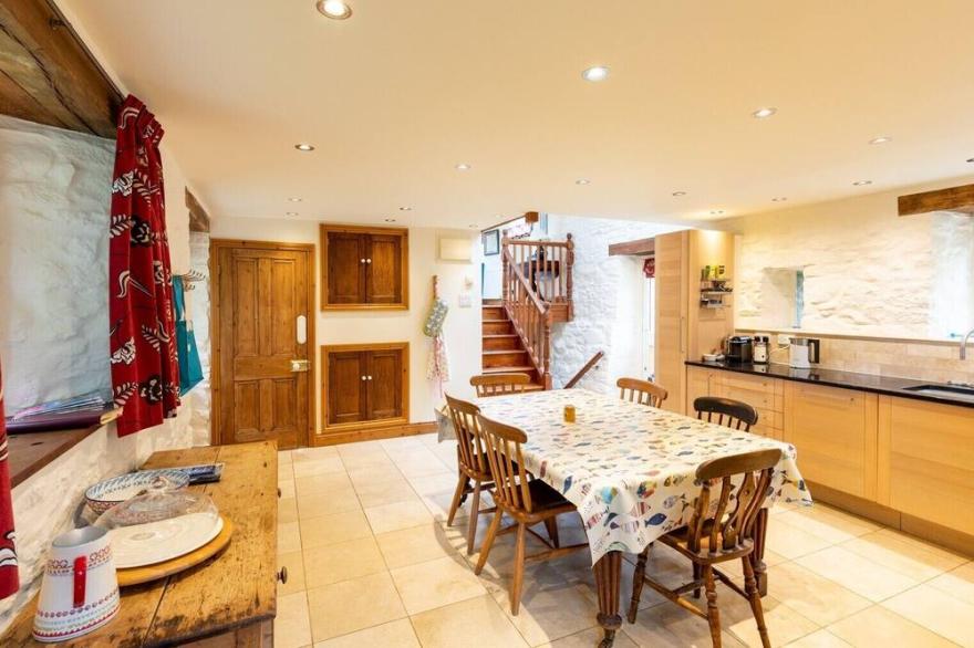 Beautifully converted barn on Angel Mountain (Carn Ingli). Sea view & spectacular sunsets