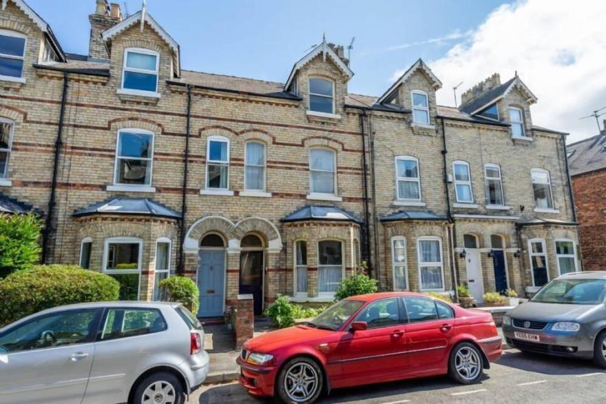 3 Claremont Terrace - sleeps 6 guests  in 3 bedrooms