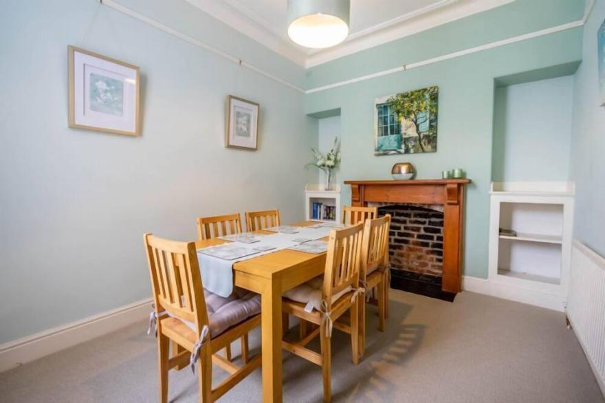 3 Claremont Terrace - sleeps 6 guests  in 3 bedrooms