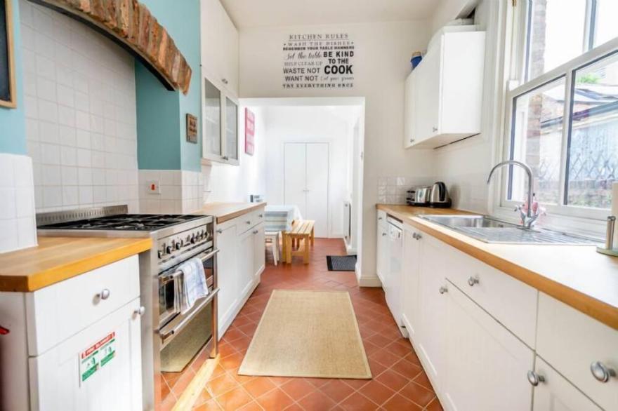 3 Claremont Terrace - sleeps 6 guests  in 3 bedrooms
