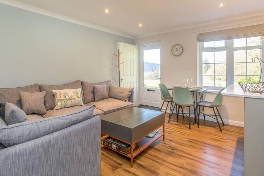 LOWERA COTTAGE, romantic, luxury holiday cottage in Windermere