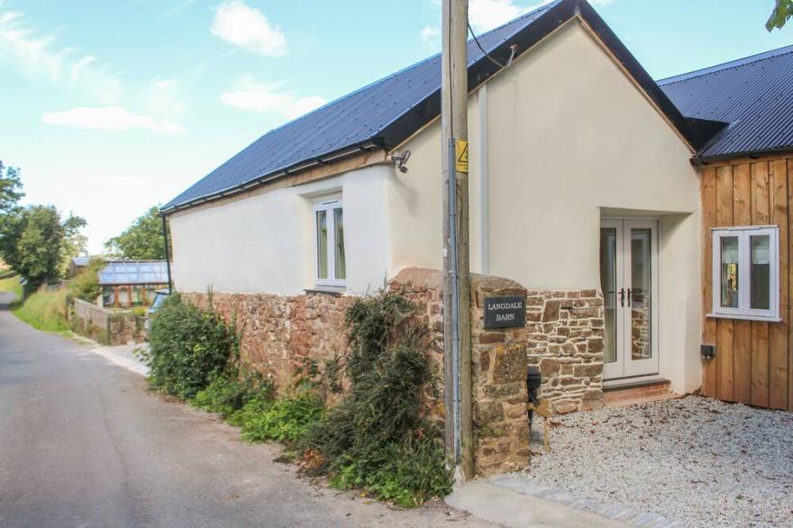 LANGDALE BARN, pet friendly, with open fire in Sampford Courtenay