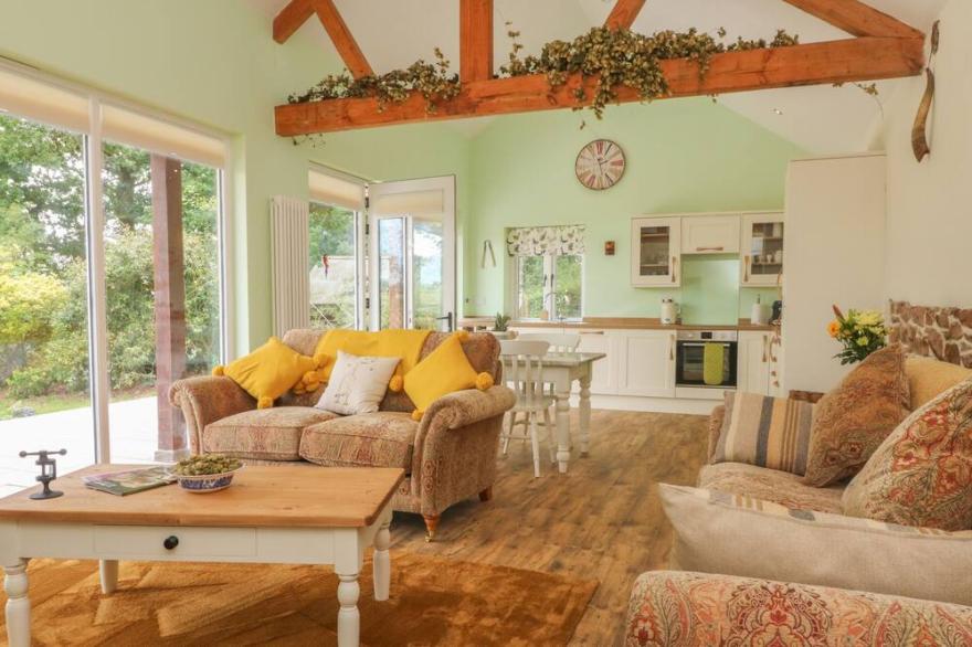 LANGDALE BARN, pet friendly, with open fire in Sampford Courtenay