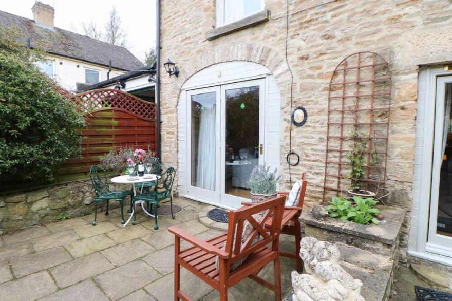 LAVENDER COTTAGE, pet friendly, with a garden in Richmond