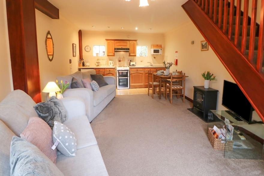 LAVENDER COTTAGE, pet friendly, with a garden in Richmond