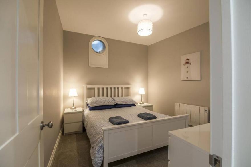 Sea Legs - 2 Bedroom Apartment - Windsor House - Tenby