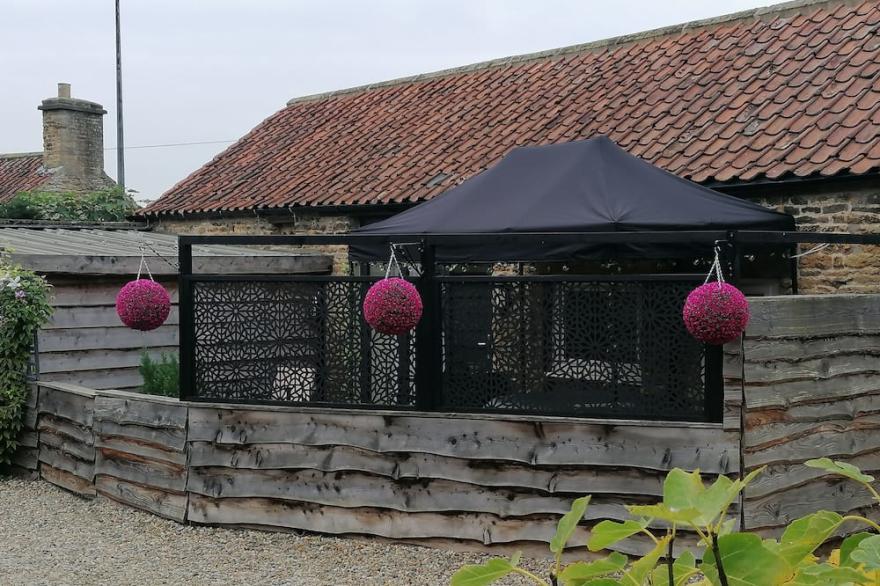 Dog Friendly Larch Cottage with Hot Tub in the Rural Village of Ruston