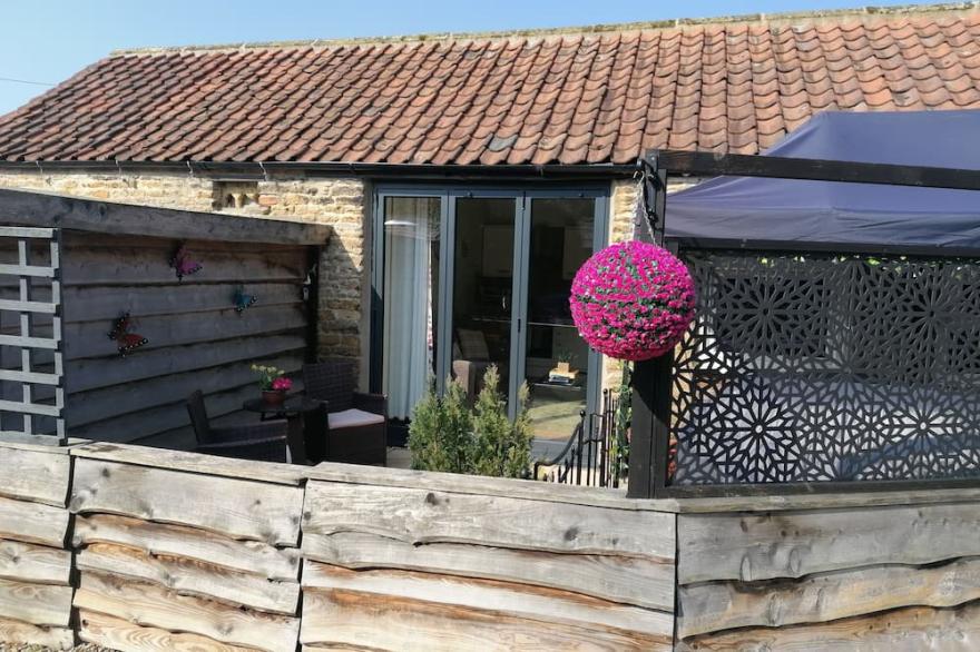 Dog Friendly Larch Cottage with Hot Tub in the Rural Village of Ruston