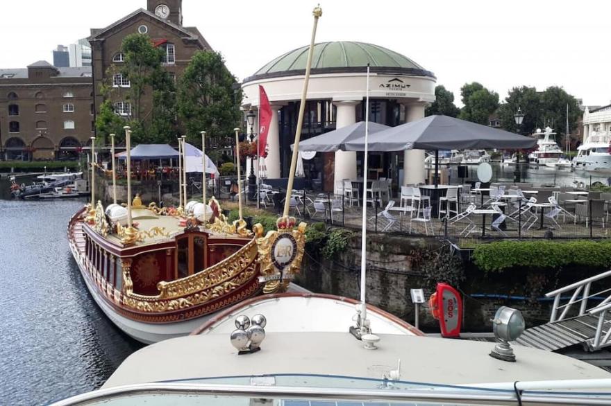 Rustic 2-bed houseboat on the River Thames