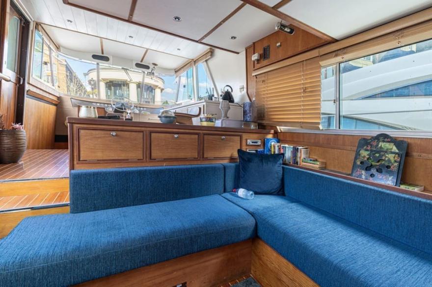 Rustic 2-bed houseboat on the River Thames