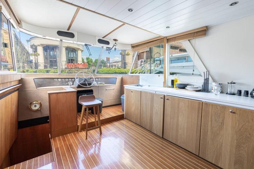 Rustic 2-bed houseboat on the River Thames