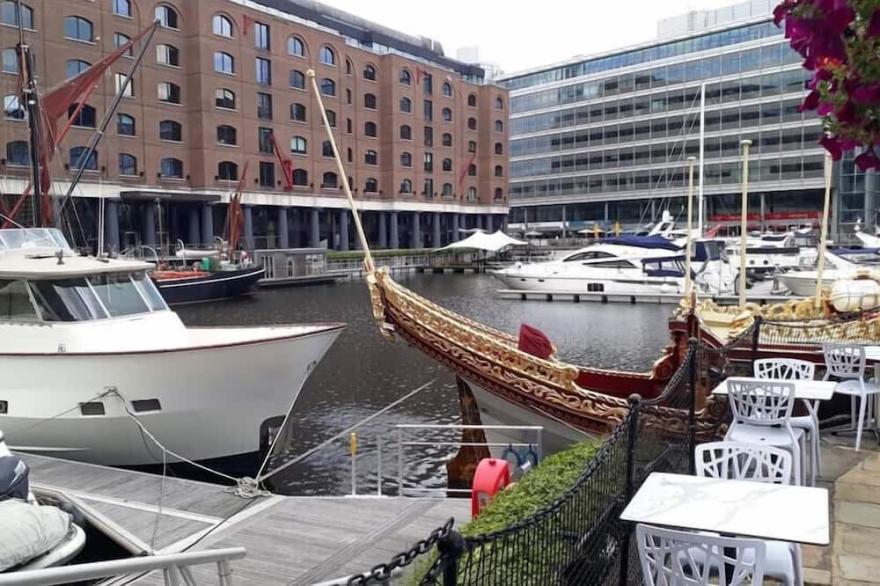 Rustic 2-bed houseboat on the River Thames