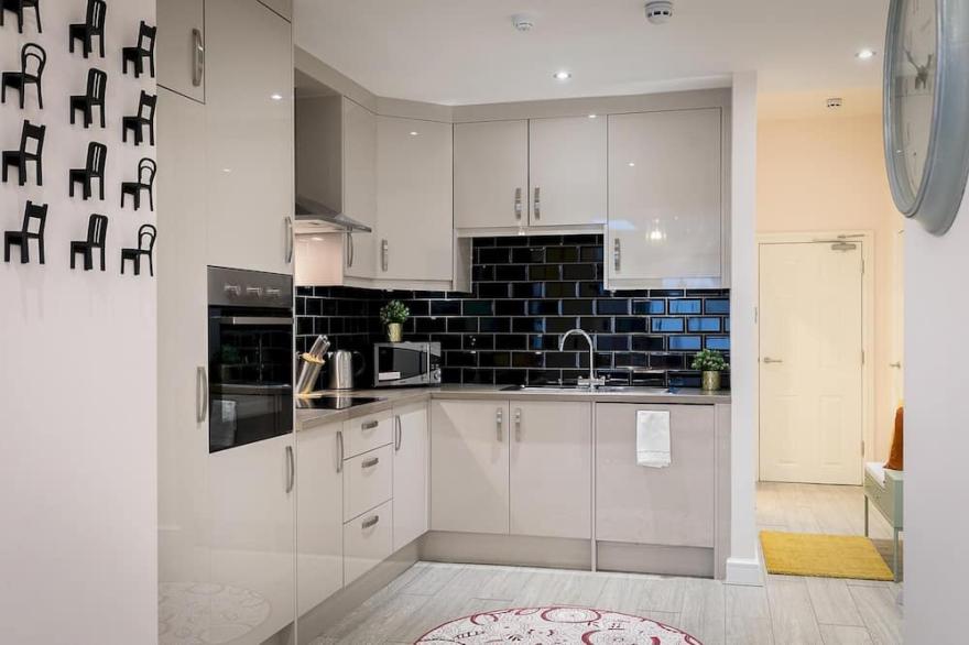 Designer 2-bed 2-bath apartment with a garden