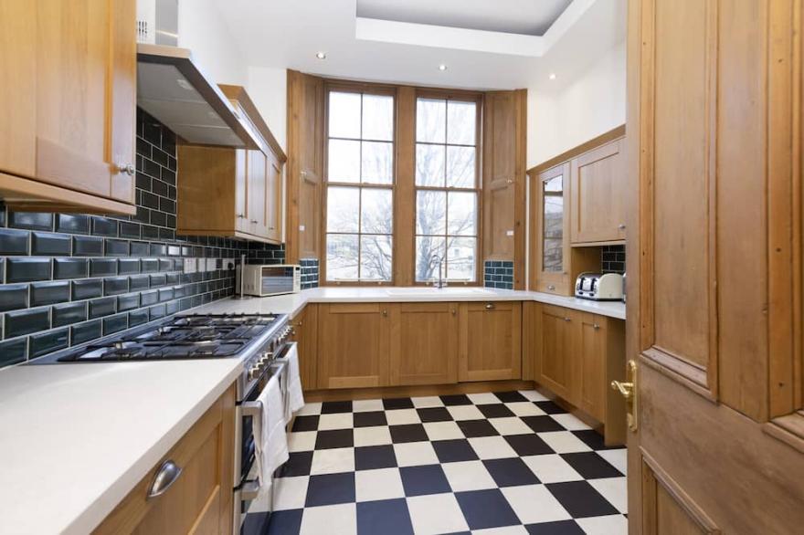 5 Bedroom Apt near Meadows & George Square