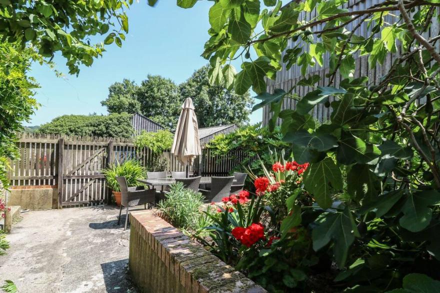 THE CIDER BARN, pet friendly, with open fire in Loddiswell