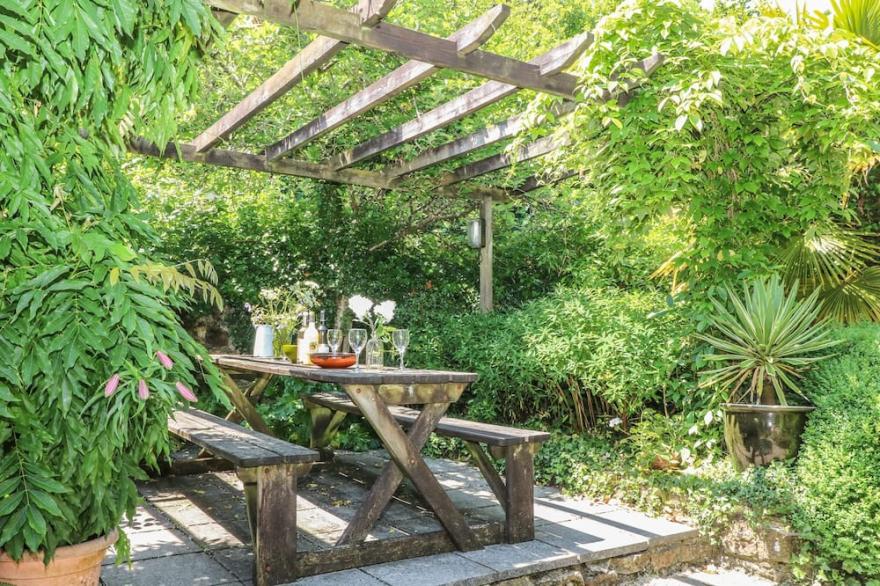 THE CIDER BARN, pet friendly, with open fire in Loddiswell