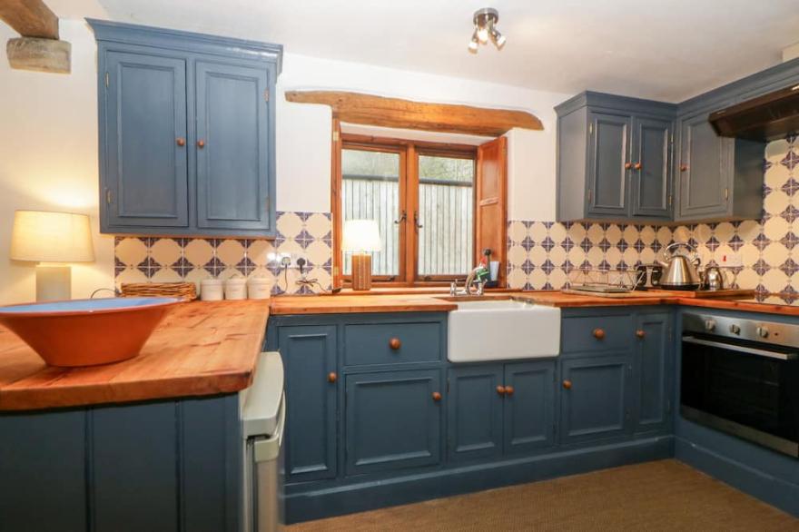 THE CIDER BARN, pet friendly, with open fire in Loddiswell