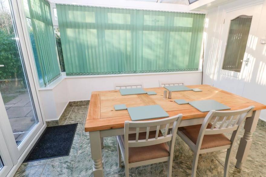 DUNES VIEW, pet friendly, character holiday cottage in Cubert