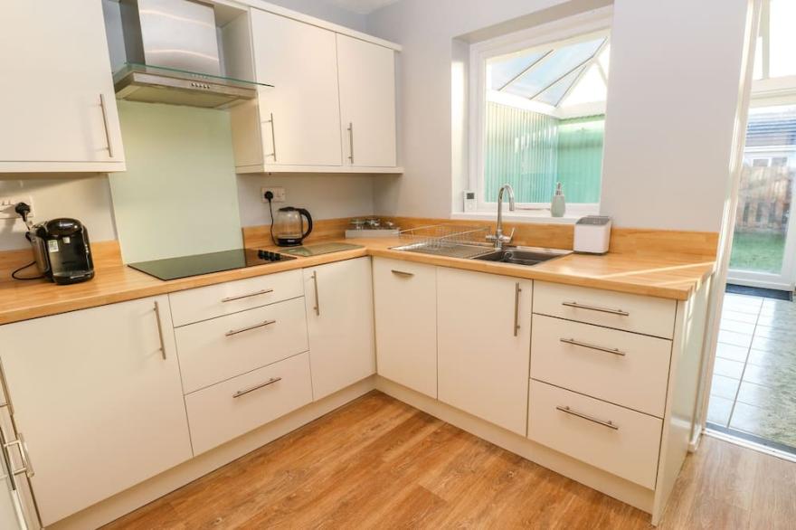 DUNES VIEW, pet friendly, character holiday cottage in Cubert