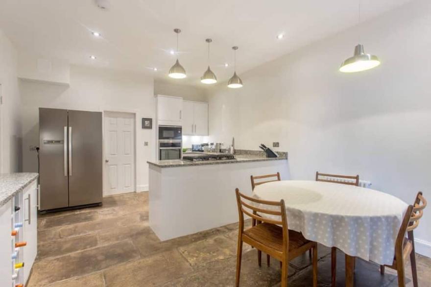 Spacious 2 Bed Apt in Ideal City Centre Location