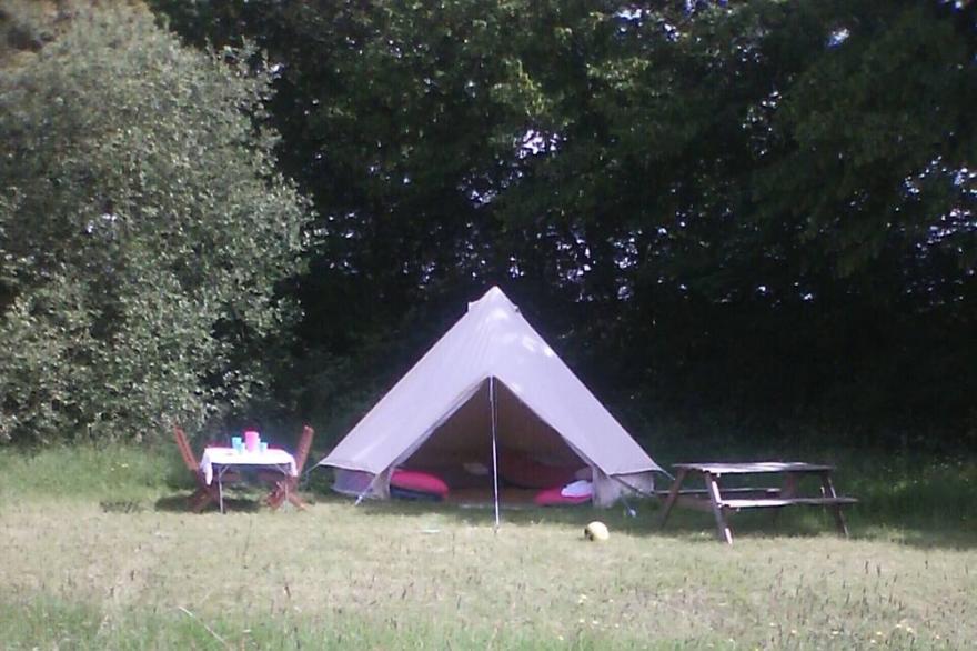 Beautiful Location. Open Skies. Easy access London 1h. Sole use 6 tents.