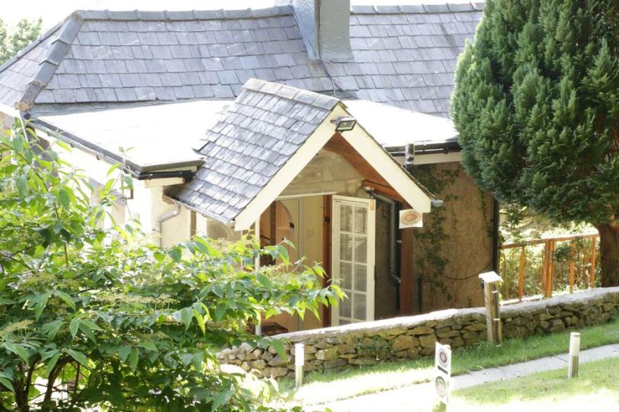 THE NOOK, country holiday cottage, with a garden in Maenan