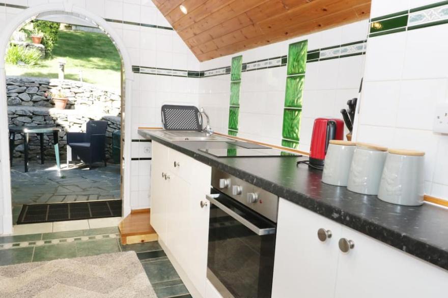 THE NOOK, country holiday cottage, with a garden in Maenan