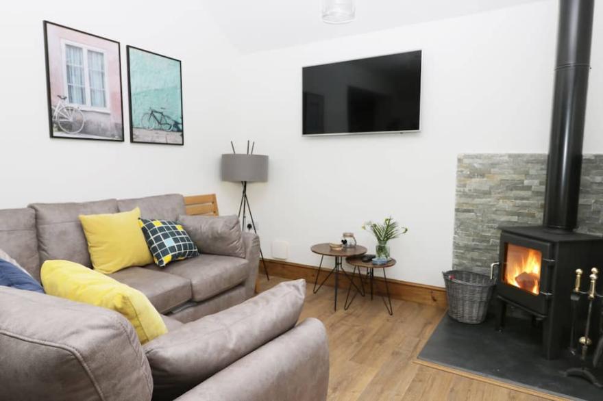 FIELDSIDE, pet friendly, with open fire in Hunmanby