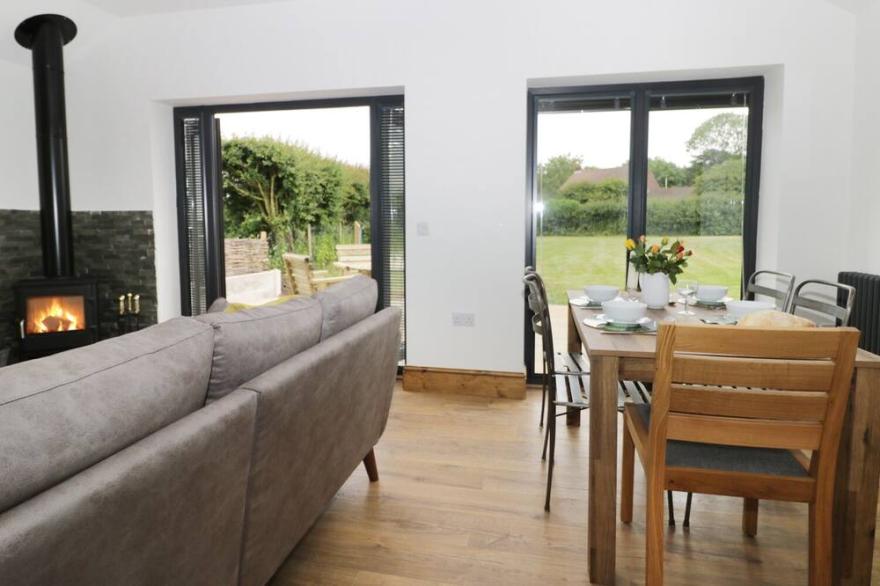 FIELDSIDE, pet friendly, with open fire in Hunmanby