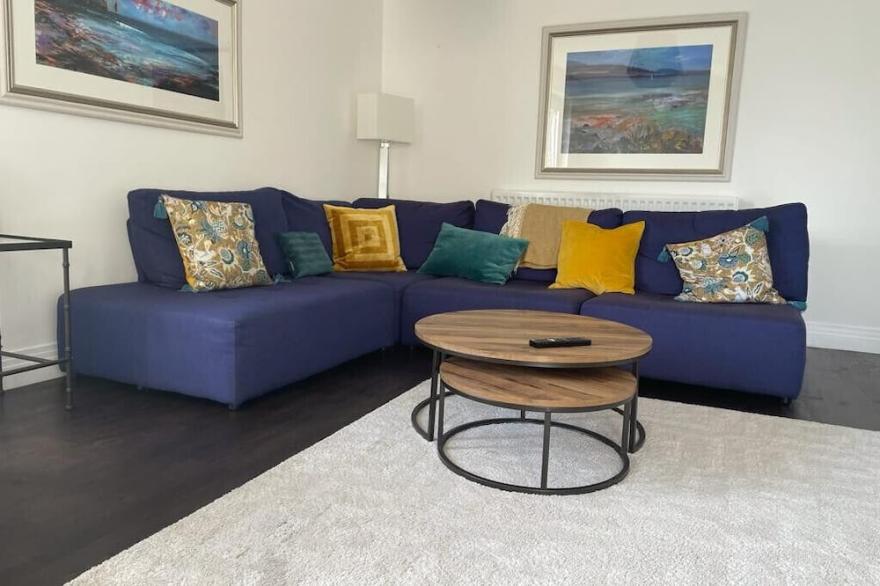 Bright City Centre 2bed/2bath with Free Parking!
