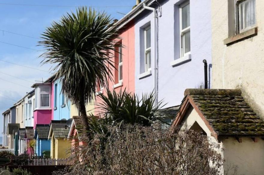 Spacious & Relaxing 2 Bed House on the Sea Front with Private Balcony