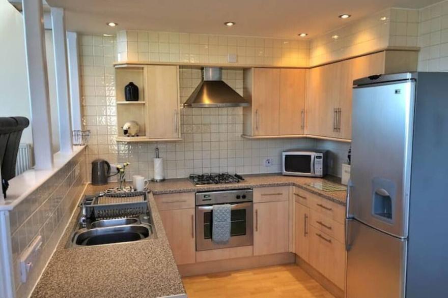 Spacious & Relaxing 2 Bed House on the Sea Front with Private Balcony