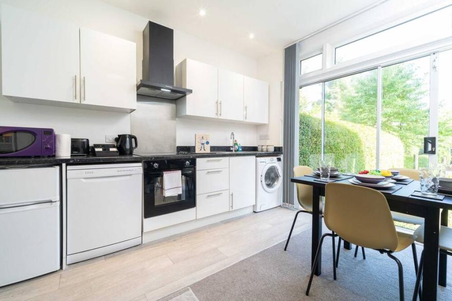 Amethyst Suite Moseley Mews by StayStaycations