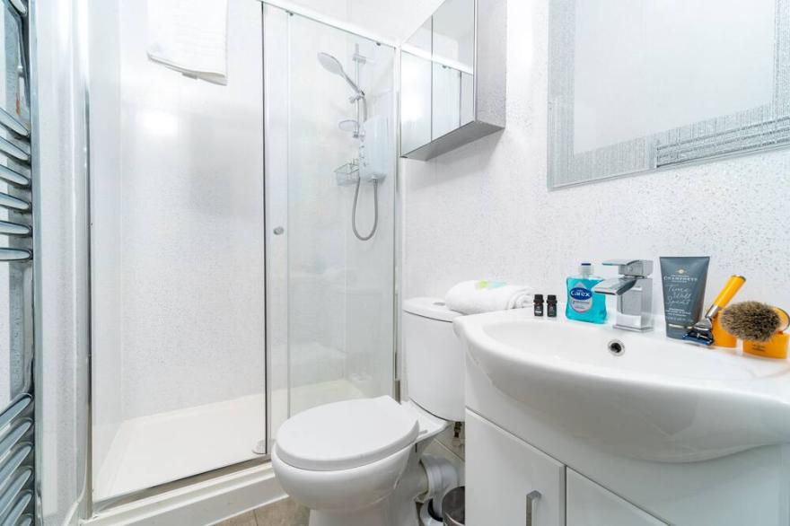 Amethyst Suite Moseley Mews by StayStaycations