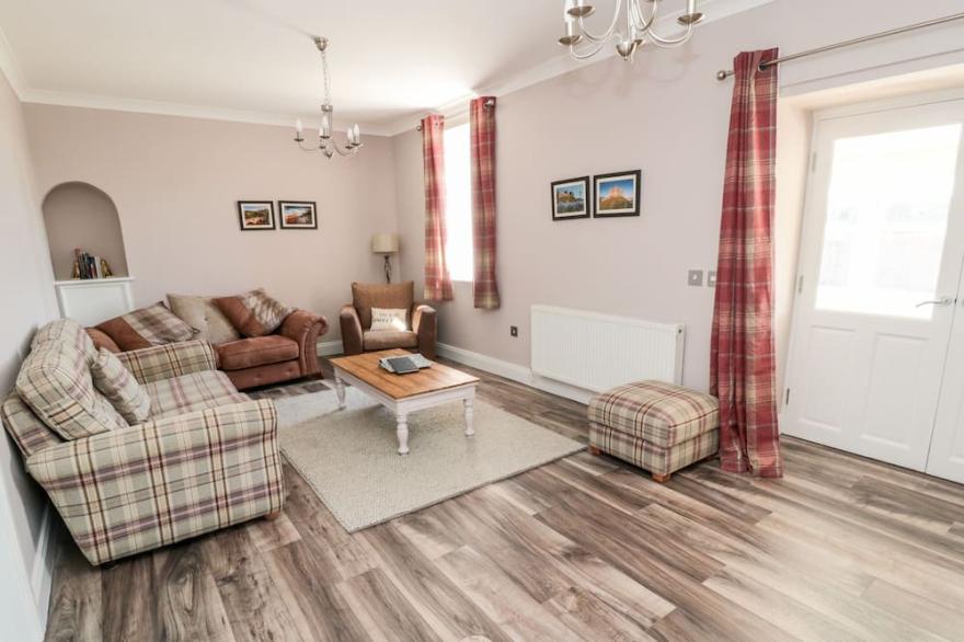 DEANRISE, pet friendly, character holiday cottage in Alnwick