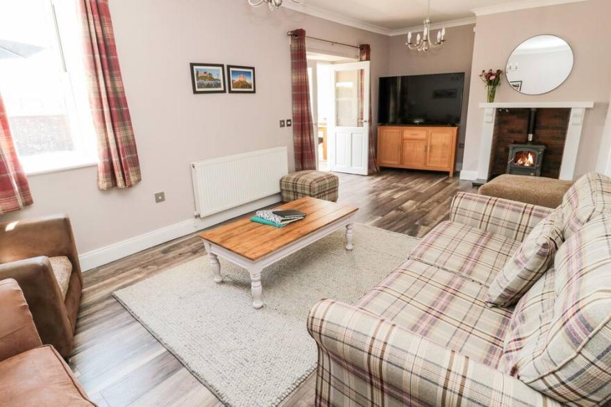 DEANRISE, pet friendly, character holiday cottage in Alnwick