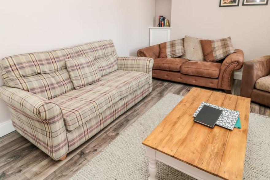 DEANRISE, pet friendly, character holiday cottage in Alnwick