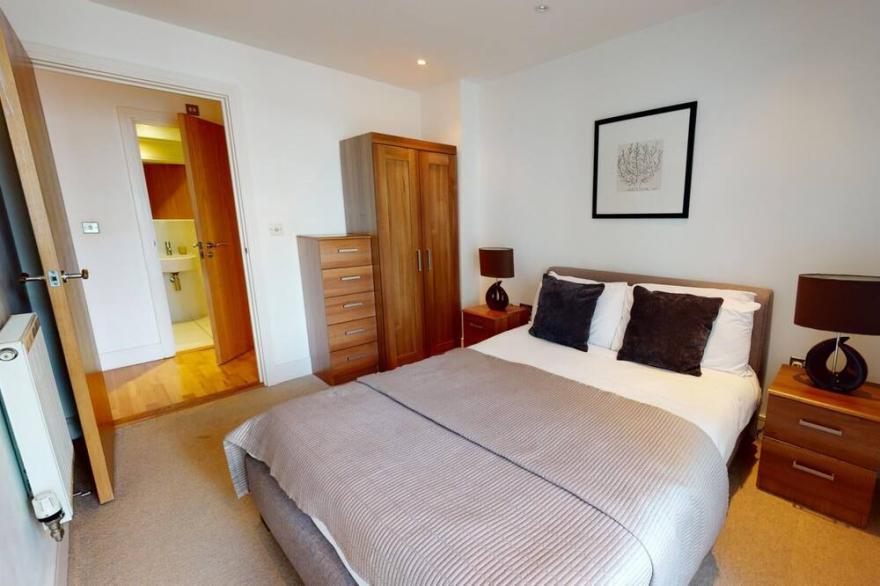 Deluxe Two Bed Apartment w Balcony in Canary Wharf