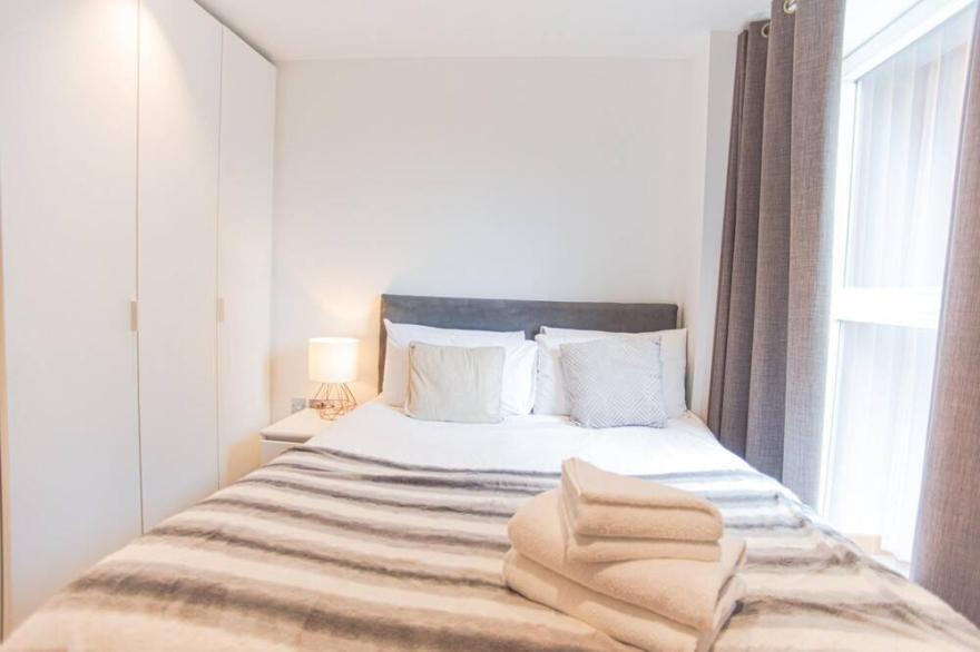 One Bed Apartment w Balcony in Heart of Shoreditch